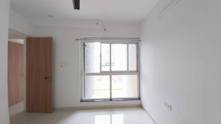 2 BHK Flat in Ghodbunder Road, Thane