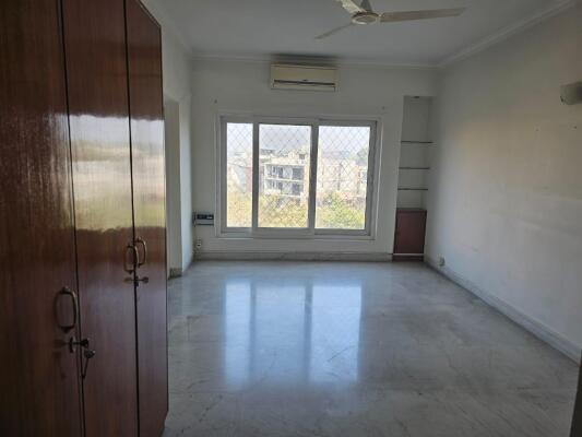 4 BHK Flat in MG Road, Gurgaon