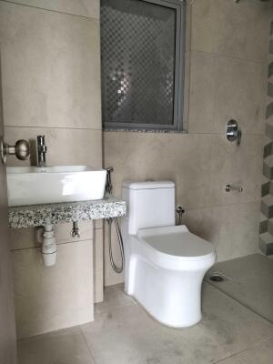 2 BHK Flat in Kolshet Road, Thane