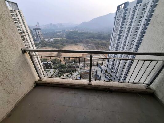 2 BHK Flat in Ghodbunder Road, Thane