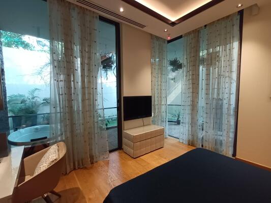 4 BHK Flat in Karol Bagh, Delhi