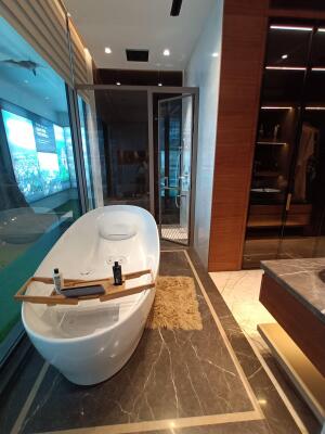 4 BHK Flat in Karol Bagh, Delhi