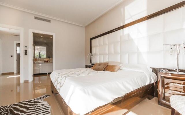 7 Bedroom House in Sector 14, Noida