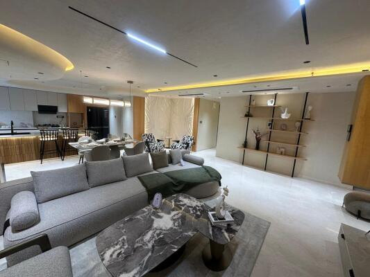 4 BHK Flat in Vile Parle West, Mumbai