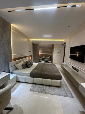 4 BHK Flat in Vile Parle West, Mumbai