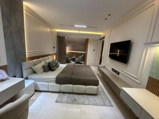 4 BHK Flat in Vile Parle West, Mumbai