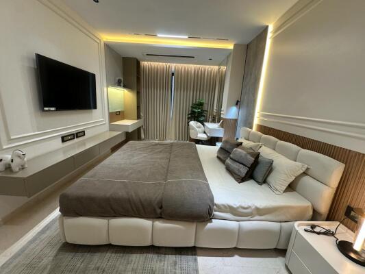 4 BHK Flat in Vile Parle West, Mumbai