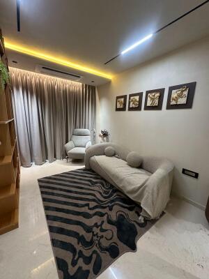 4 BHK Flat in Vile Parle West, Mumbai