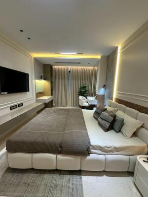 4 BHK Flat in Vile Parle West, Mumbai