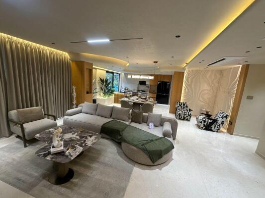 4 BHK Flat in Vile Parle West, Mumbai