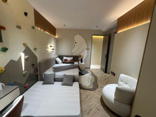 4 BHK Flat in Vile Parle West, Mumbai