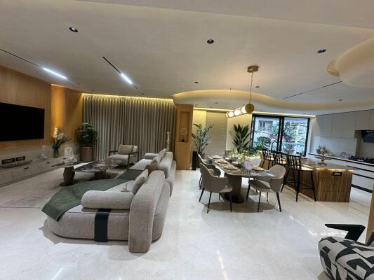 4 BHK Flat in Vile Parle West, Mumbai