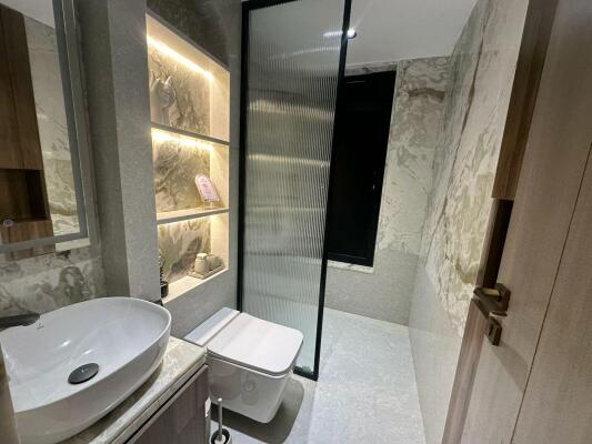 4 BHK Flat in Vile Parle West, Mumbai