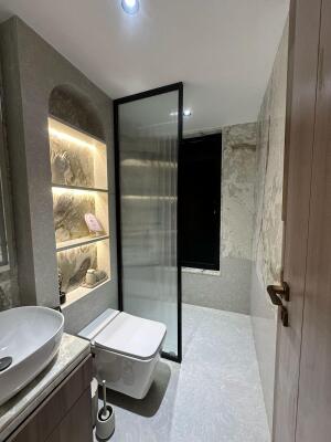 4 BHK Flat in Vile Parle West, Mumbai