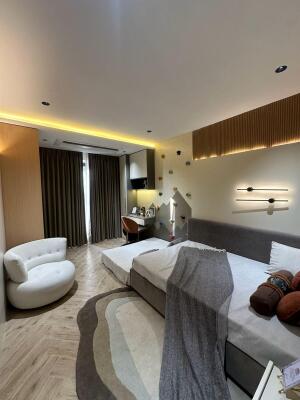 4 BHK Flat in Vile Parle West, Mumbai