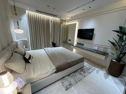 4 BHK Flat in Vile Parle West, Mumbai