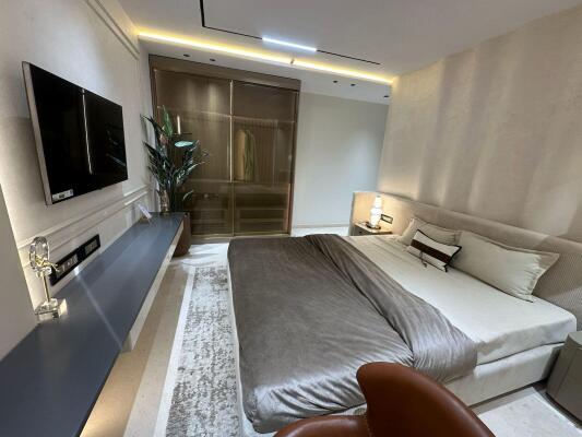 4 BHK Flat in Vile Parle West, Mumbai