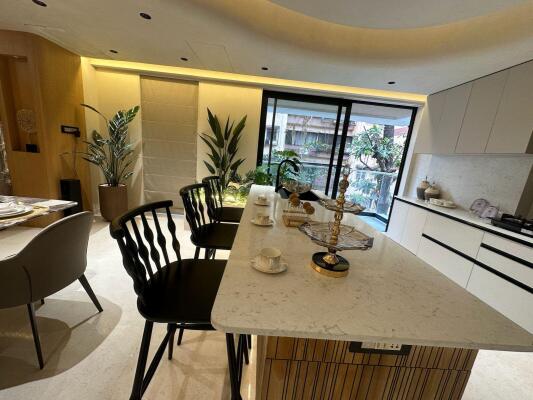 4 BHK Flat in Vile Parle West, Mumbai