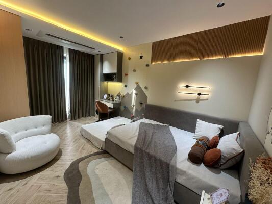 4 BHK Flat in Vile Parle West, Mumbai