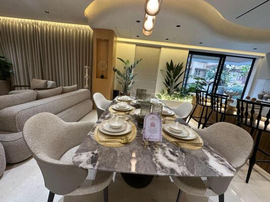 4 BHK Flat in Vile Parle West, Mumbai
