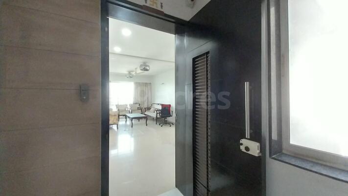 3 BHK Flat in Lokhandwala Kandivali East, Mumbai