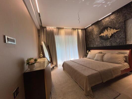 4 BHK Flat in Santacruz West, Mumbai