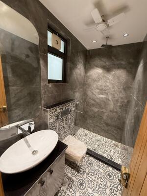 2 BHK Builder Floor in Lajpat Nagar, Delhi