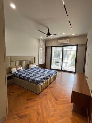 4 BHK Builder Floor in Nirvana Country, Gurgaon