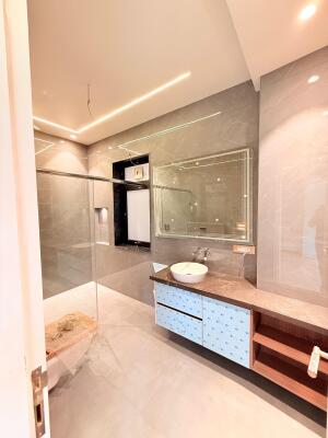 4 BHK Builder Floor in Nehru Enclave, Delhi