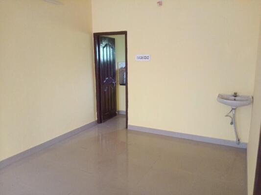 2 BHK Flat in Camp Road, Selaiyur
